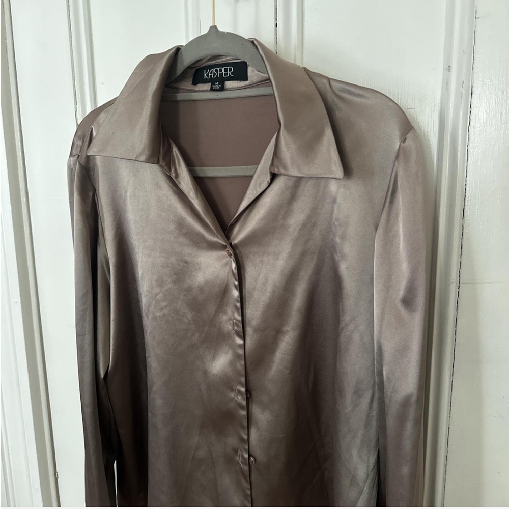 *****SOLD! ****Classy satin button up blouse